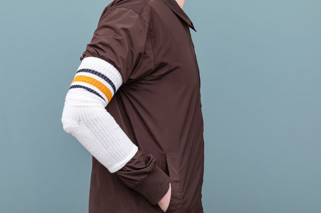 Модний нарукавник: дизайнери показали, як використовувати шкарпетки для чхання у лікоть - фото 399457
