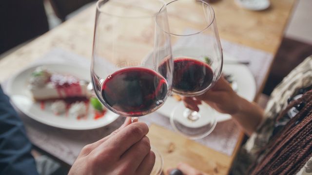 Алергія може виникати навіть після кількох келихів вина - фото 399532