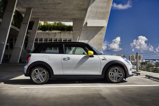 Електричний MINI Cooper змінив назву дисків через коронавірус - фото 399573