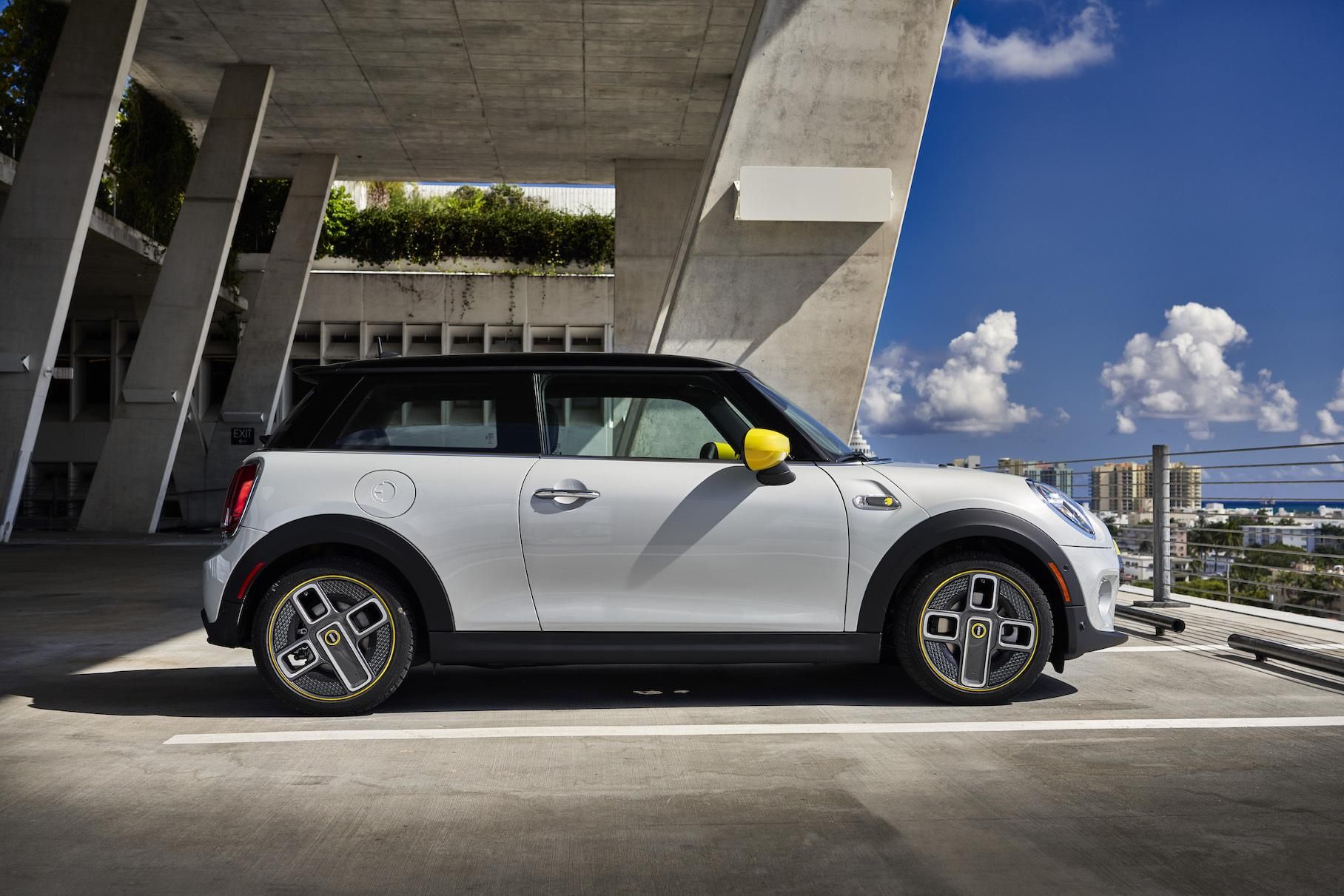 Електричний MINI Cooper змінив назву дисків через коронавірус