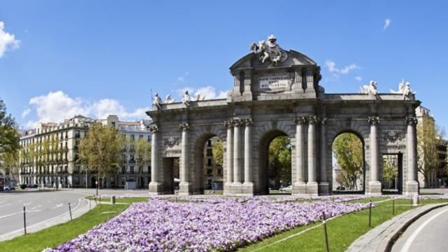 На фото показали міста Європи під час карантину - фото 399657