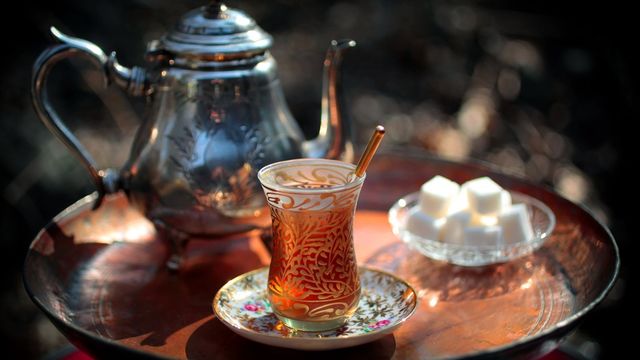 Експерти рекомендують не зловживати чаєм - фото 399737