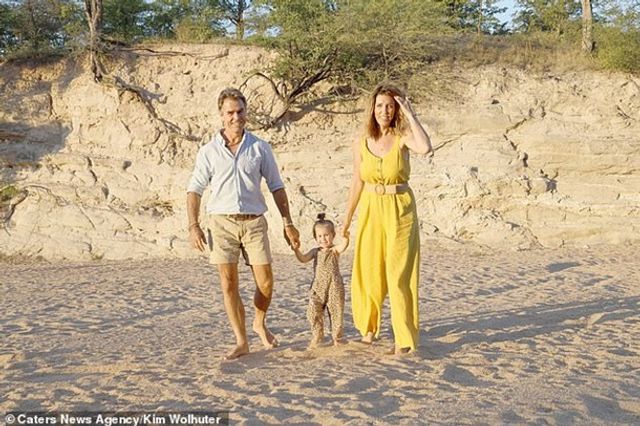 Мережу підкорила дівчинка, як подружилася з гієнами - фото 399778