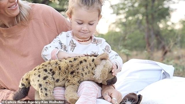 Мережу підкорила дівчинка, як подружилася з гієнами - фото 399779