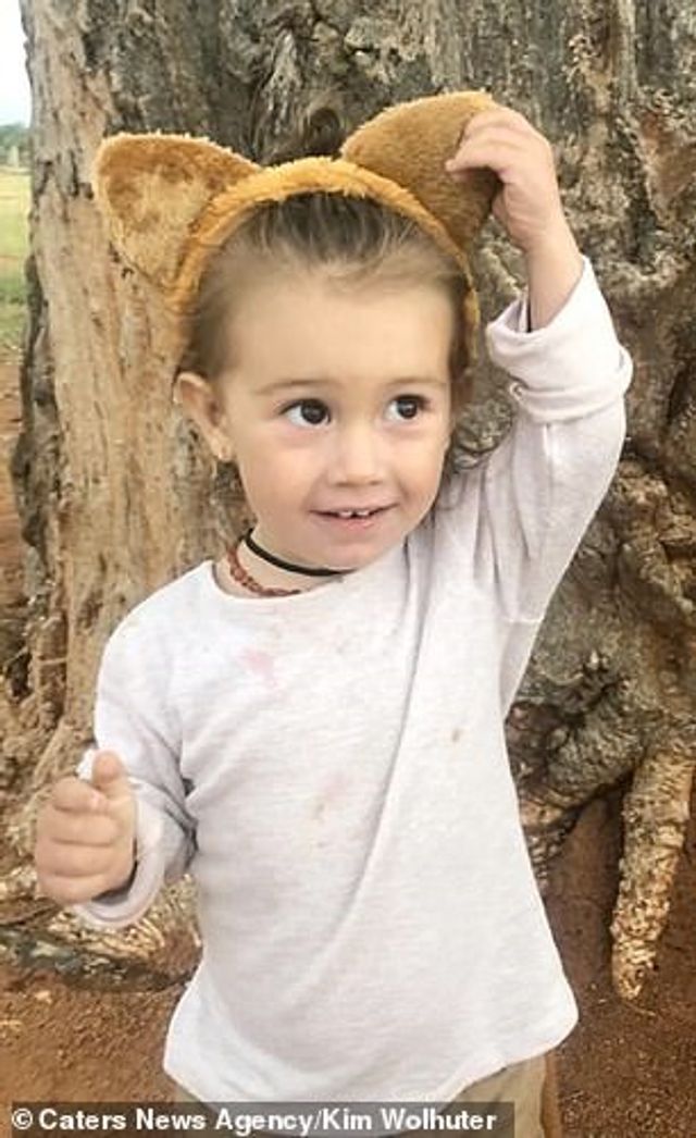 Мережу підкорила дівчинка, як подружилася з гієнами - фото 399780