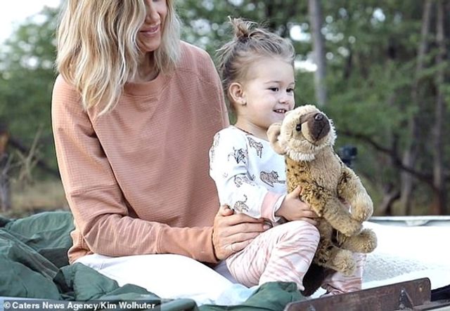 Мережу підкорила дівчинка, як подружилася з гієнами - фото 399782