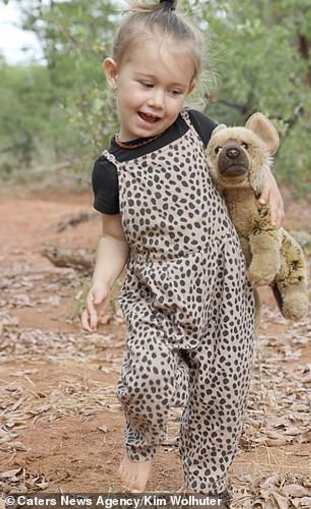 Мережу підкорила дівчинка, як подружилася з гієнами - фото 399785