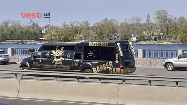 У Києві помітили барбершоп на колесах: фотофакт - фото 399871
