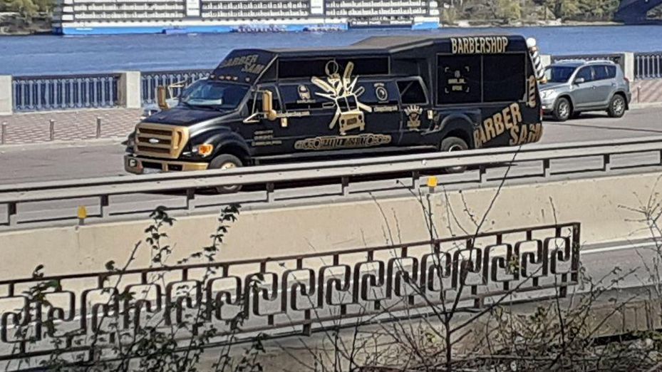 У Києві помітили барбершоп на колесах: фотофакт