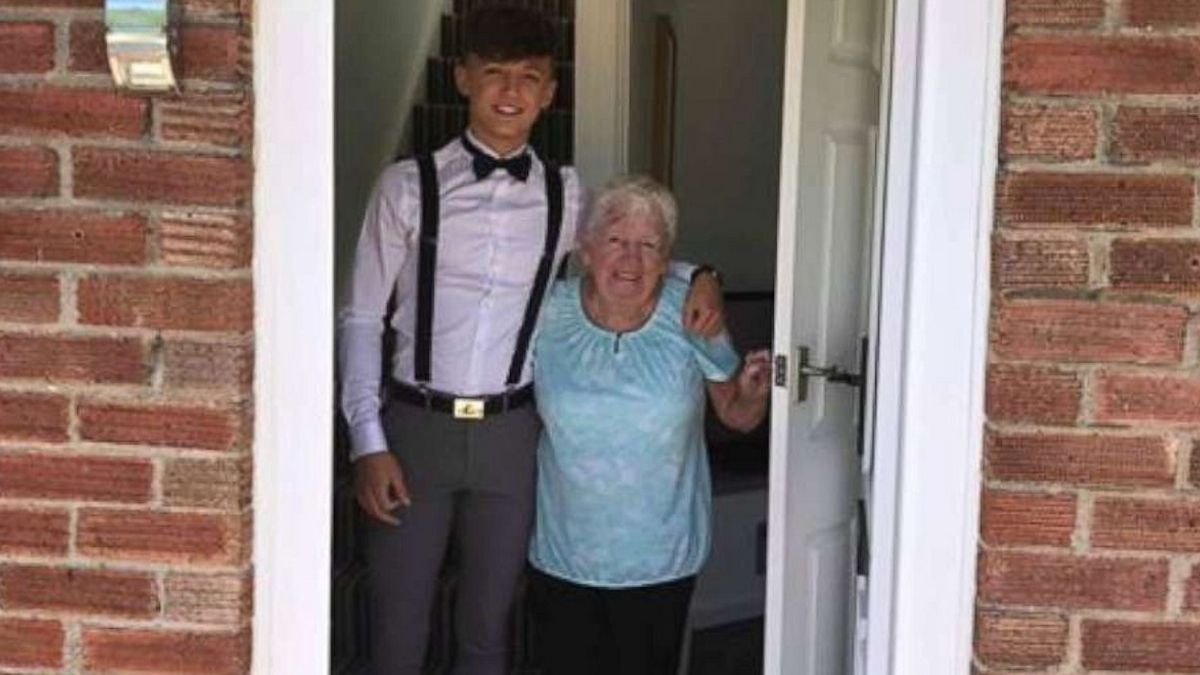 Бабуся, яка виконала веселий танець на ґанку, стала зіркою мережі: відео