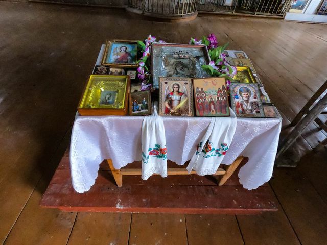 Дерев'яна церква в Чорнобильській зоні уціліла від пожежі: вражаючі фото - фото 399903