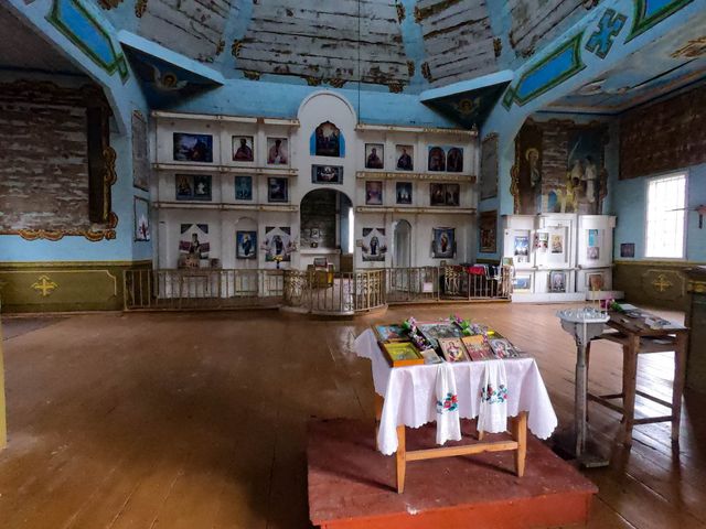 Дерев'яна церква в Чорнобильській зоні уціліла від пожежі: вражаючі фото - фото 399905