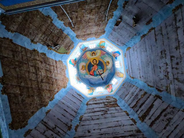 Дерев'яна церква в Чорнобильській зоні уціліла від пожежі: вражаючі фото - фото 399906