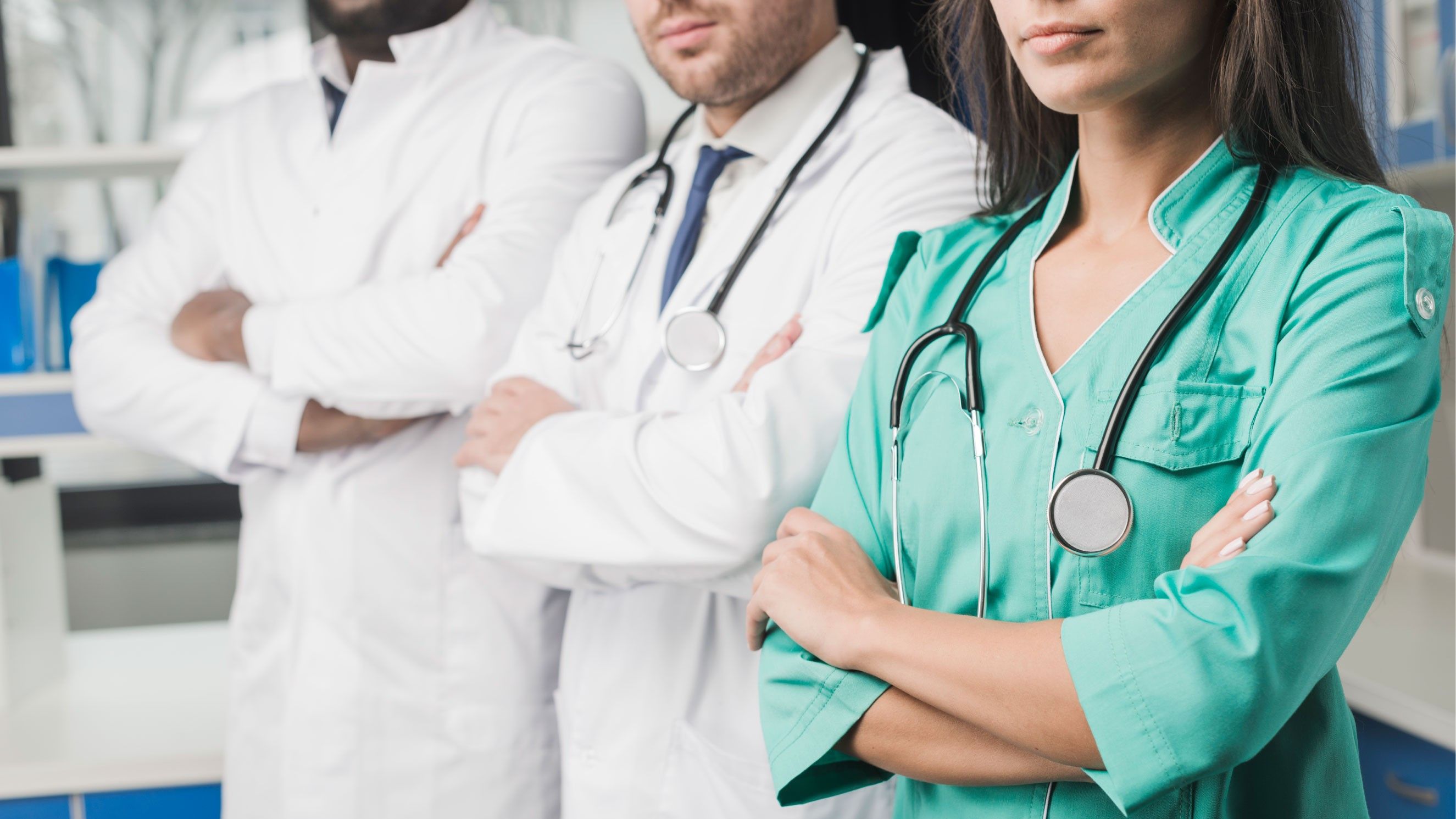 Чому медики в Україні масово заражаються на коронавірус: пояснення інфекціоніста