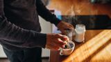 Учені розповіли, чому чоловікам особливо корисно пити каву зранку