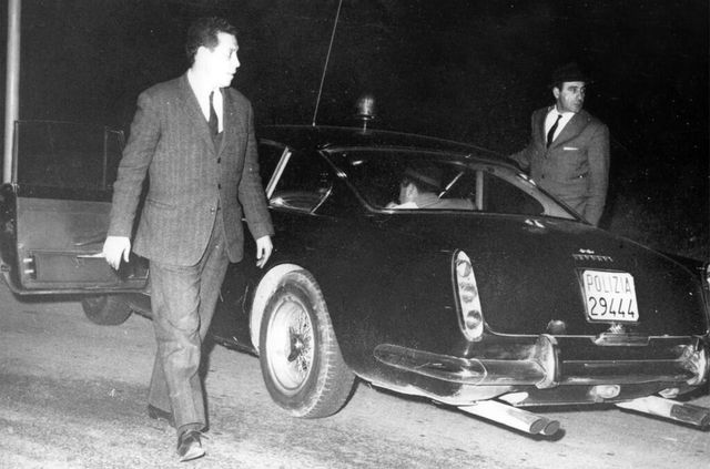 Гроза злочинців Риму: унікальний поліцейський Ferrari виставили на продаж - фото 399983