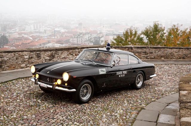 Гроза злочинців Риму: унікальний поліцейський Ferrari виставили на продаж - фото 399984