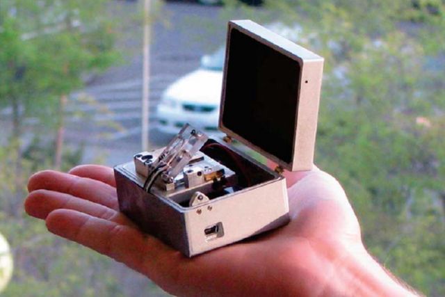 Лабораторія буквально поміщається на долоні- фото 400137