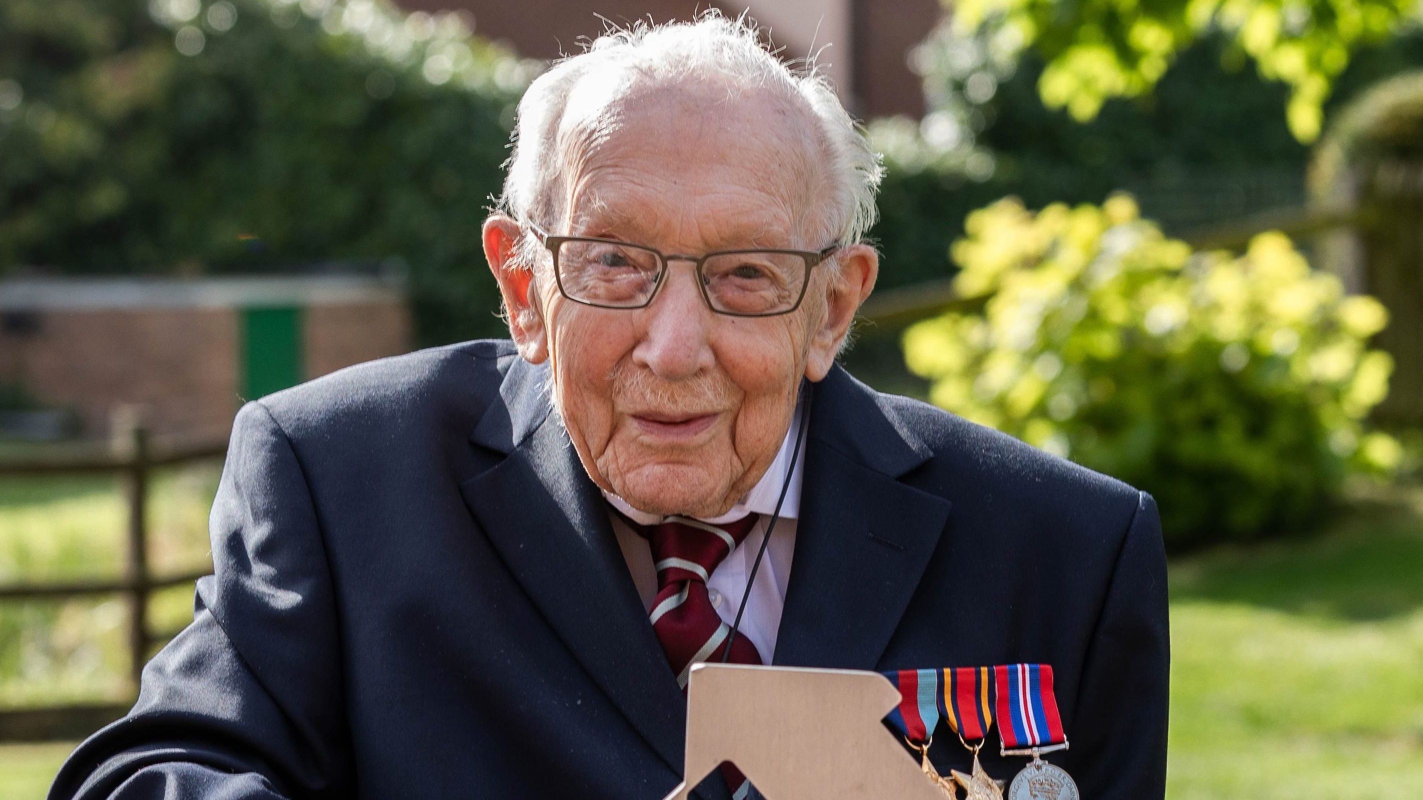 You'll Never Walk Alone: 99-річний ветеран заспівав гімн Ліверпуля на підтримку медиків