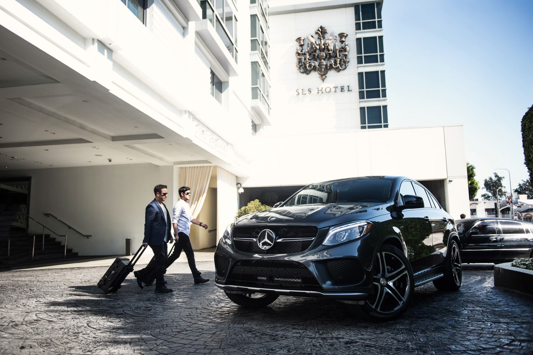 Mercedes-Benz безкоштовно доставлятимуть під двері - фото 1