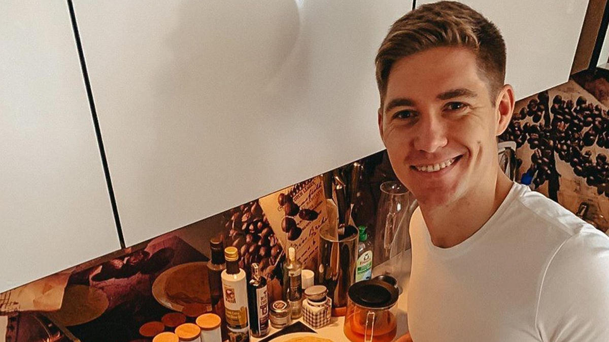 Володимир Остапчук засвітив жіночі ніжки на пікантному відео