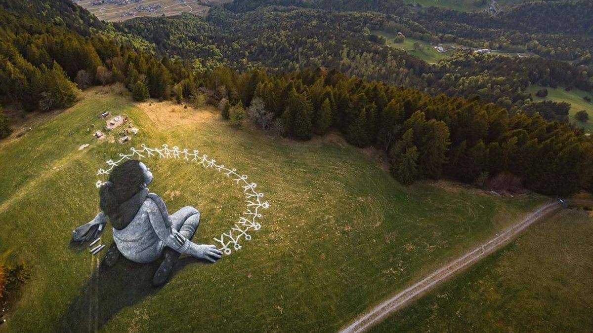 Художник створив на траві в Альпах картину площею 3000 кв м: вражаюче фото - фото 1
