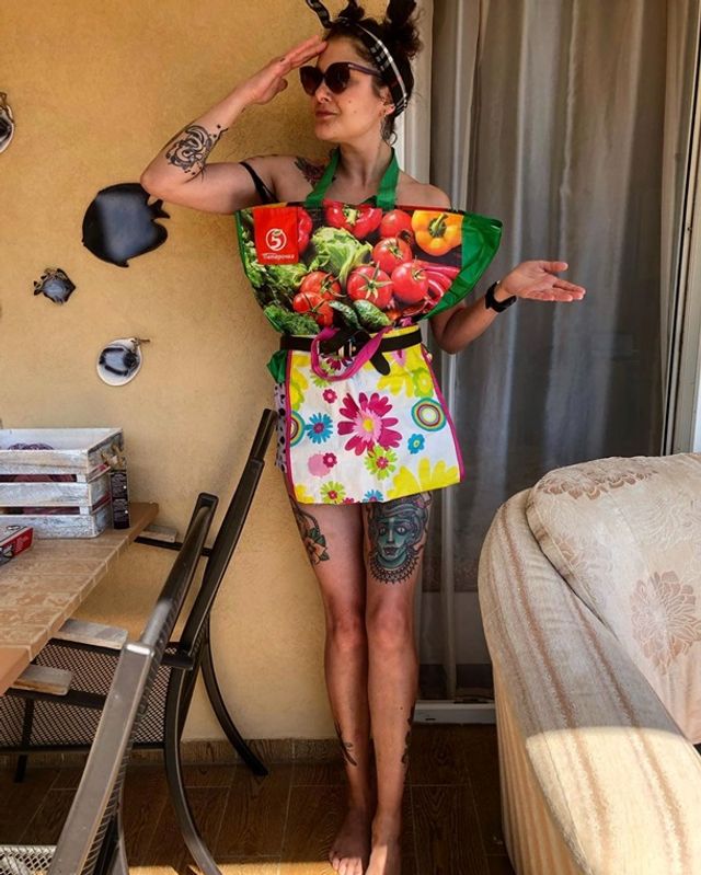 Сукня з пакета: з'явився новий карантинний челендж - фото 400404