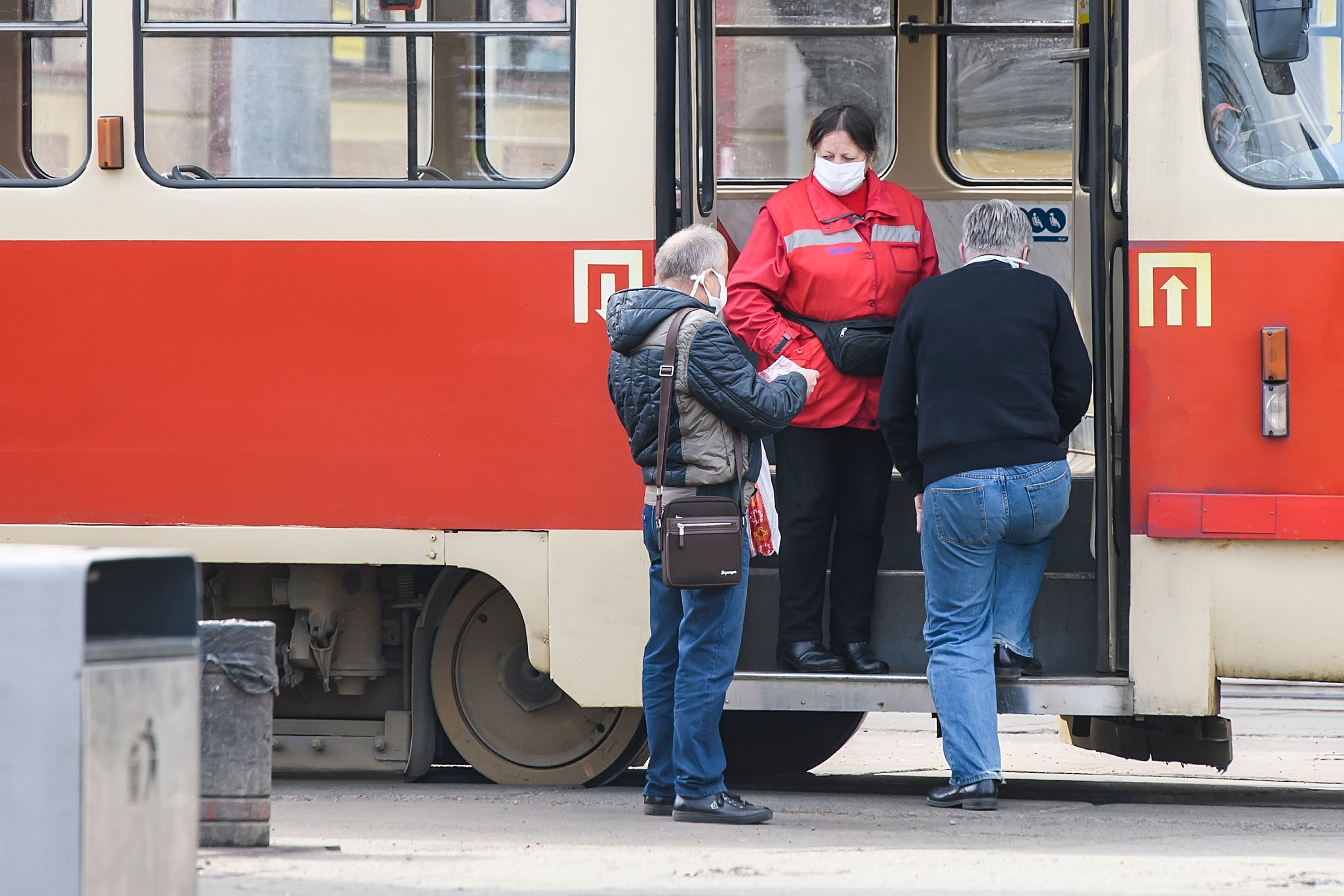Коли в Україні відновлять рух поїздів, автобусів та авіа: відповідь міністра