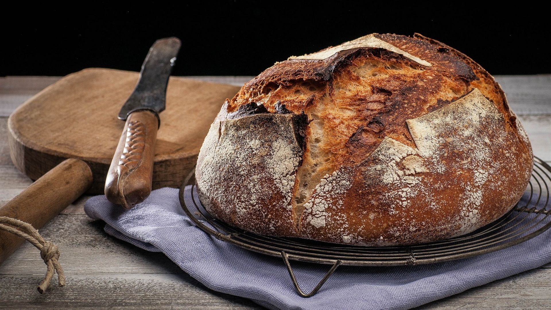 Чому не можна їсти гарячий хліб