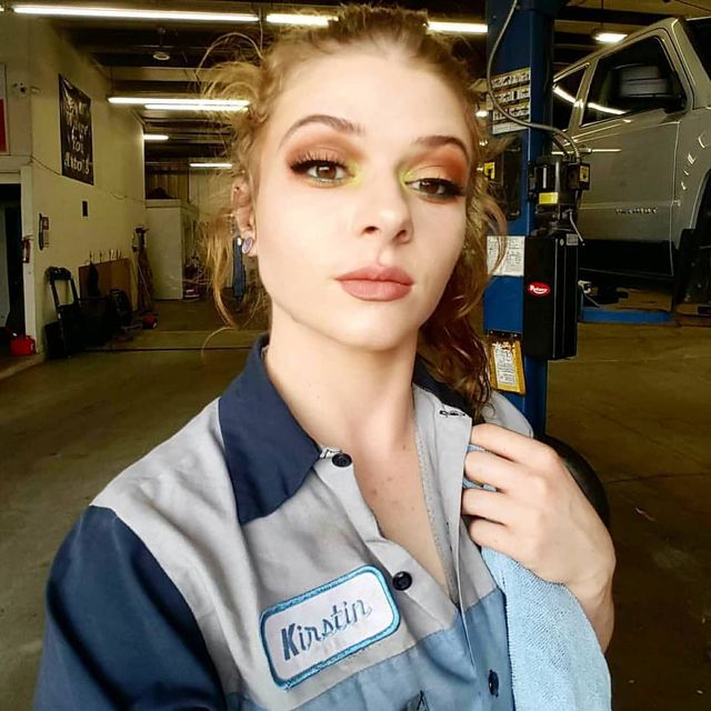 Дівчина-механік втратила роботу через зйомки в порно - фото 400549