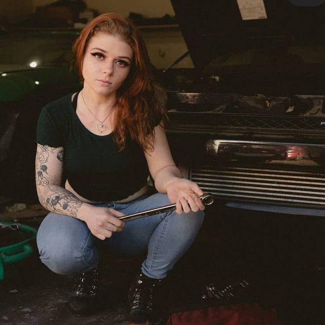 Дівчина-механік втратила роботу через зйомки в порно - фото 400552