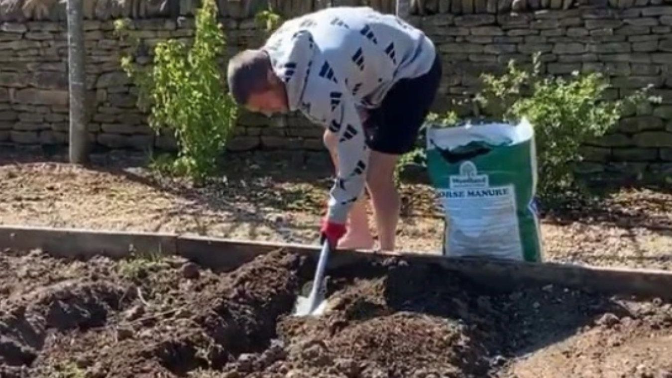 Футболіст збірної Англії посапав город у капцях Gucci