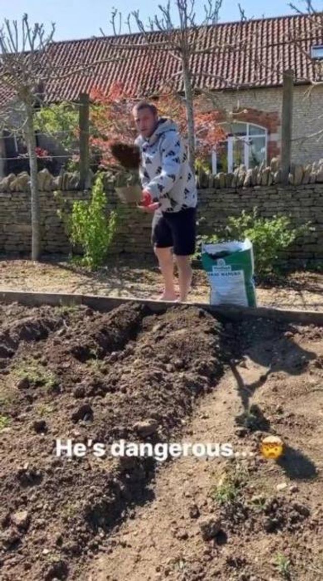 Футболіст збірної Англії посапав город у капцях Gucci - фото 400634