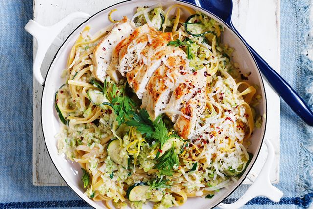 Дієтологи рекомендують їсти неробочою рукою - фото 400747