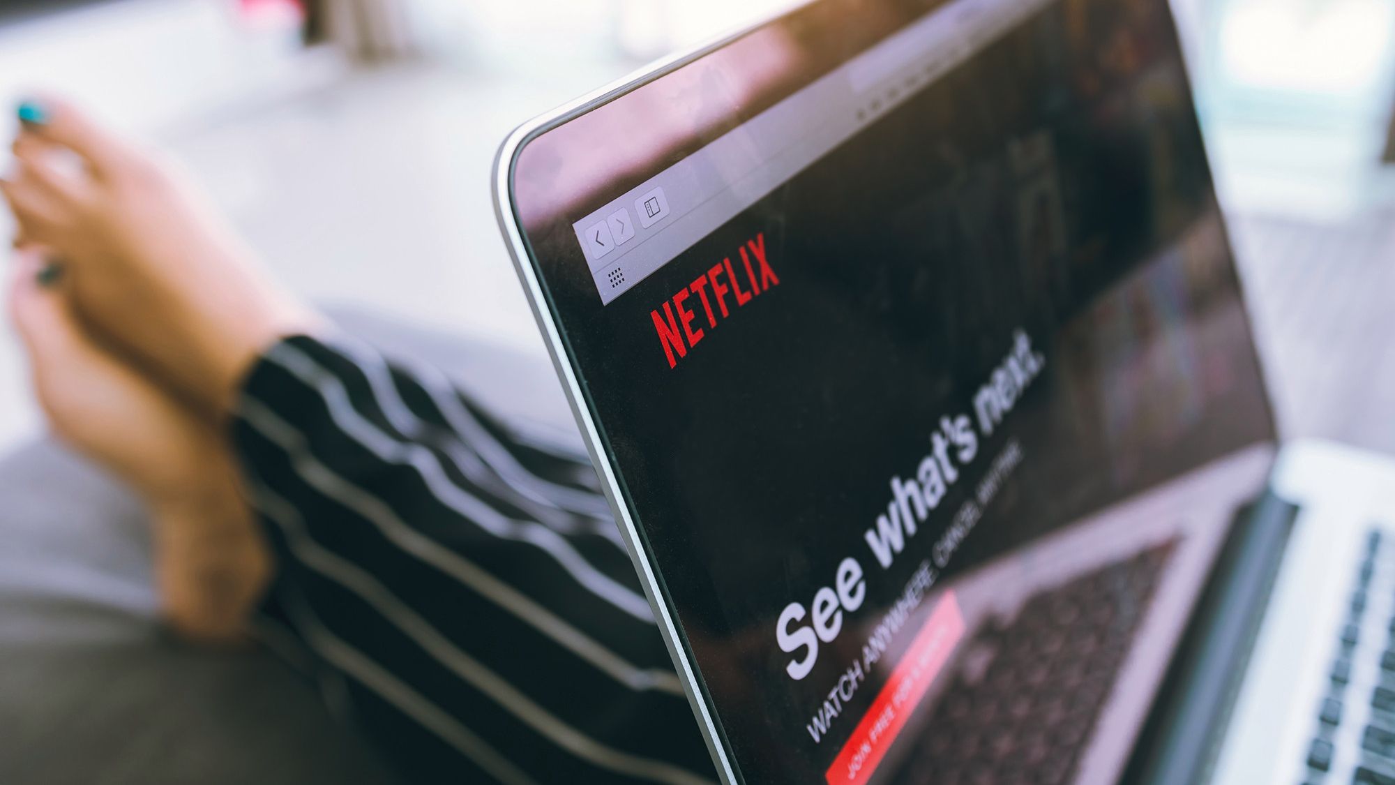 Netflix випустить серіал про соціальне дистанціювання - фото 1
