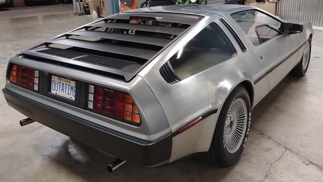 З молотка пустять автомобілі з фільму Назад у майбутнє - фото 400971