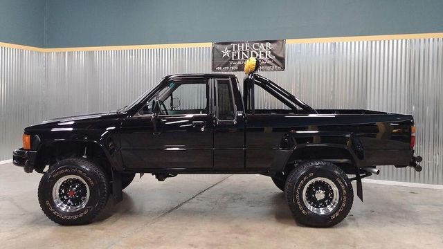 З молотка пустять автомобілі з фільму Назад у майбутнє - фото 400975