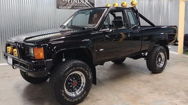 З молотка пустять автомобілі з фільму Назад у майбутнє - фото 400976