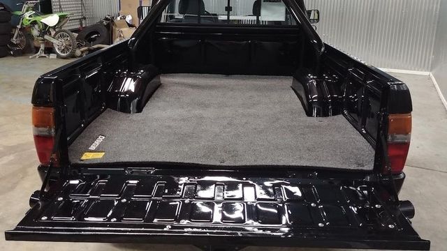 З молотка пустять автомобілі з фільму Назад у майбутнє - фото 400977