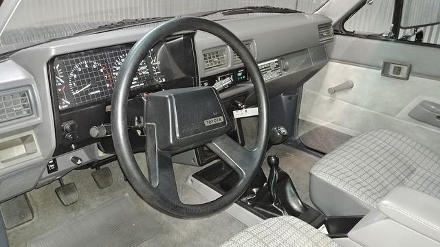 З молотка пустять автомобілі з фільму Назад у майбутнє - фото 400978