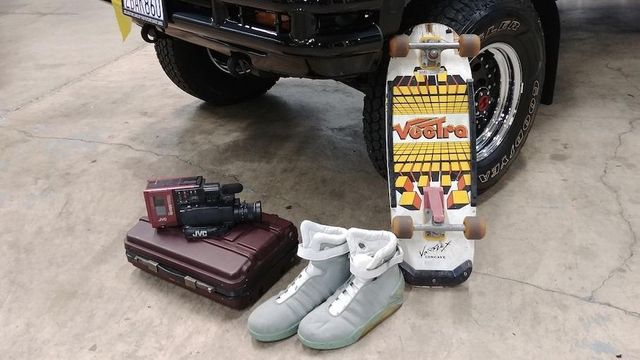 З молотка пустять автомобілі з фільму Назад у майбутнє - фото 400982