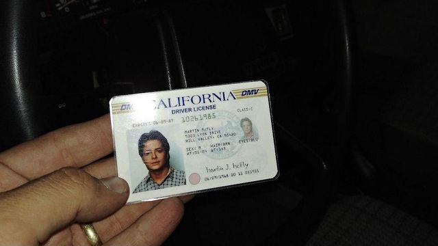 З молотка пустять автомобілі з фільму Назад у майбутнє - фото 400983