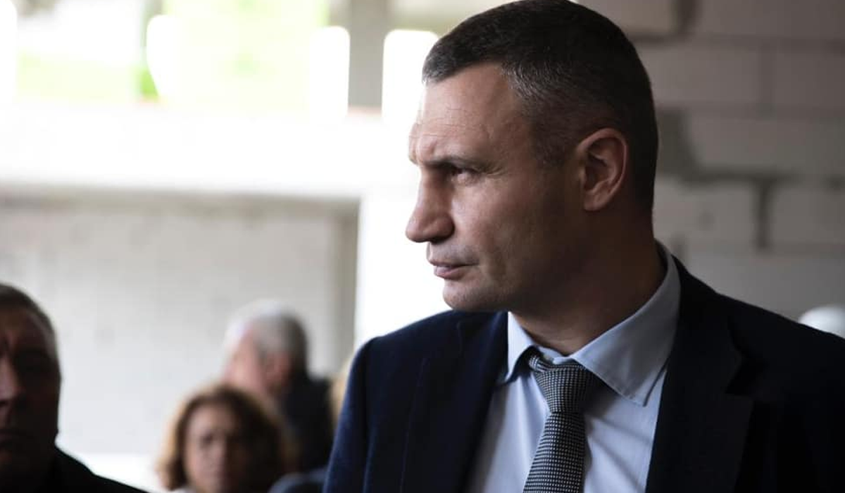 Віталій Кличко самостійно підстригся вдома під запальну пісню: відео з TikTok