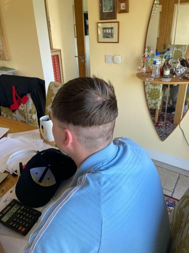 Сам собі перукар: фотодобірка невдалих стрижок, які люди зробили на карантині - фото 401097