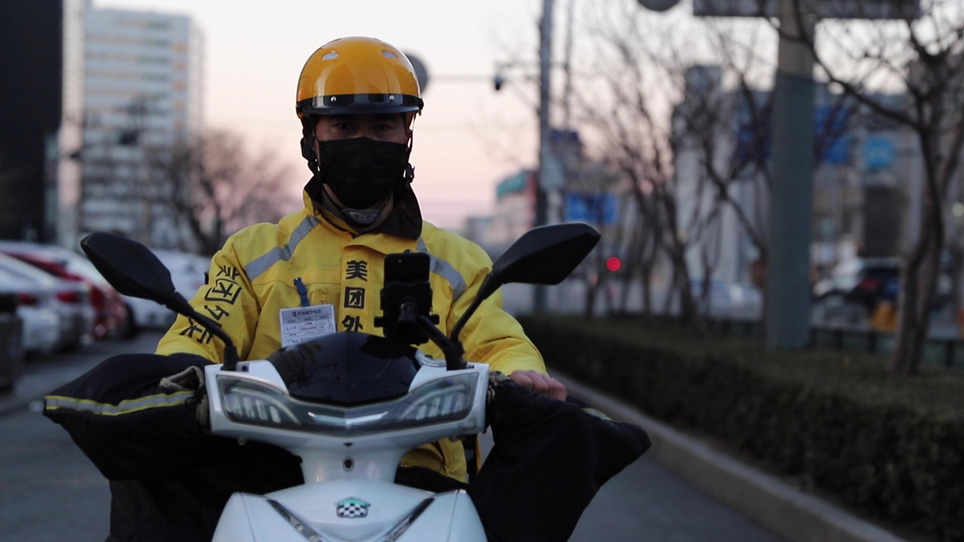 Кур'єр отримав несподіваний подарунок від аноніма - фото 1