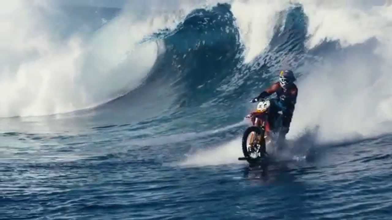 Каскадер на байку витворяє неймовірні трюки: це треба бачити