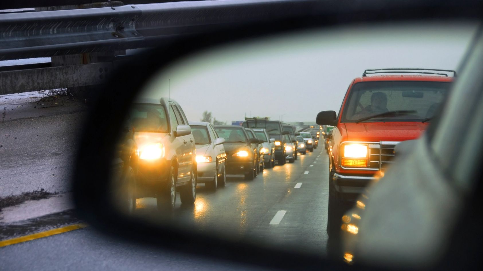 До уваги водіїв: з 1 травня ближнє світло за містом не обов'язкове - фото 1