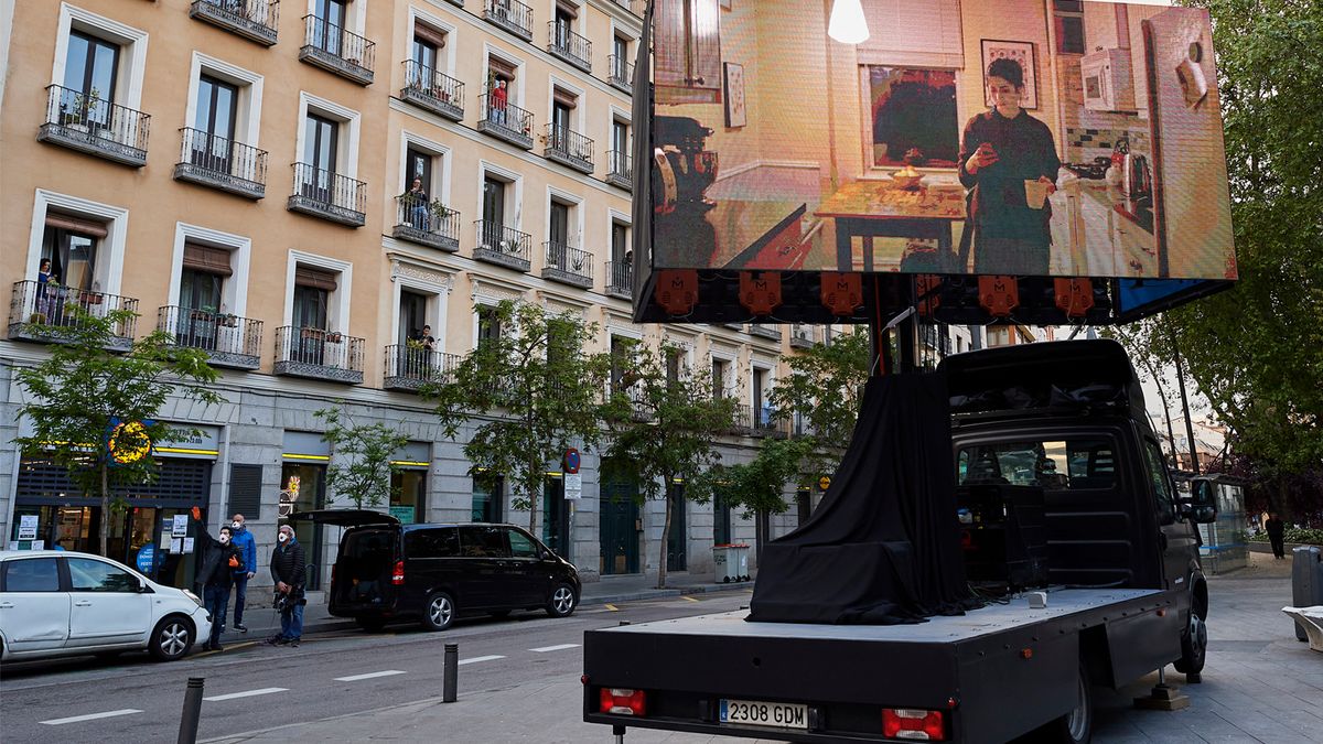 Мобільний кінотеатр їздить районами Мадриду - фото 1
