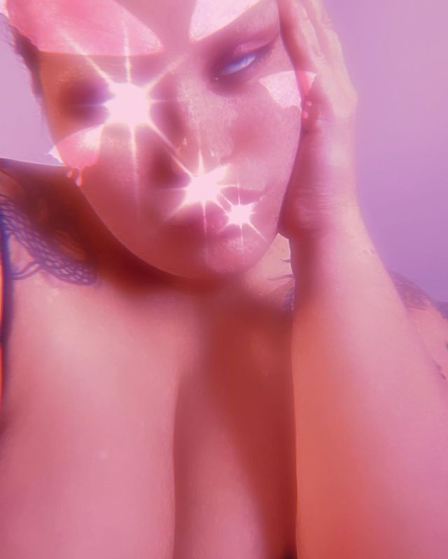 Саша з KAZKA похизувалась пишним бюстом у мережі - фото 401569