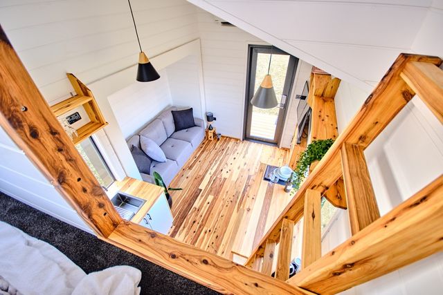 Австралійці створили дім мрії на колесах: яскраві фото - фото 401625